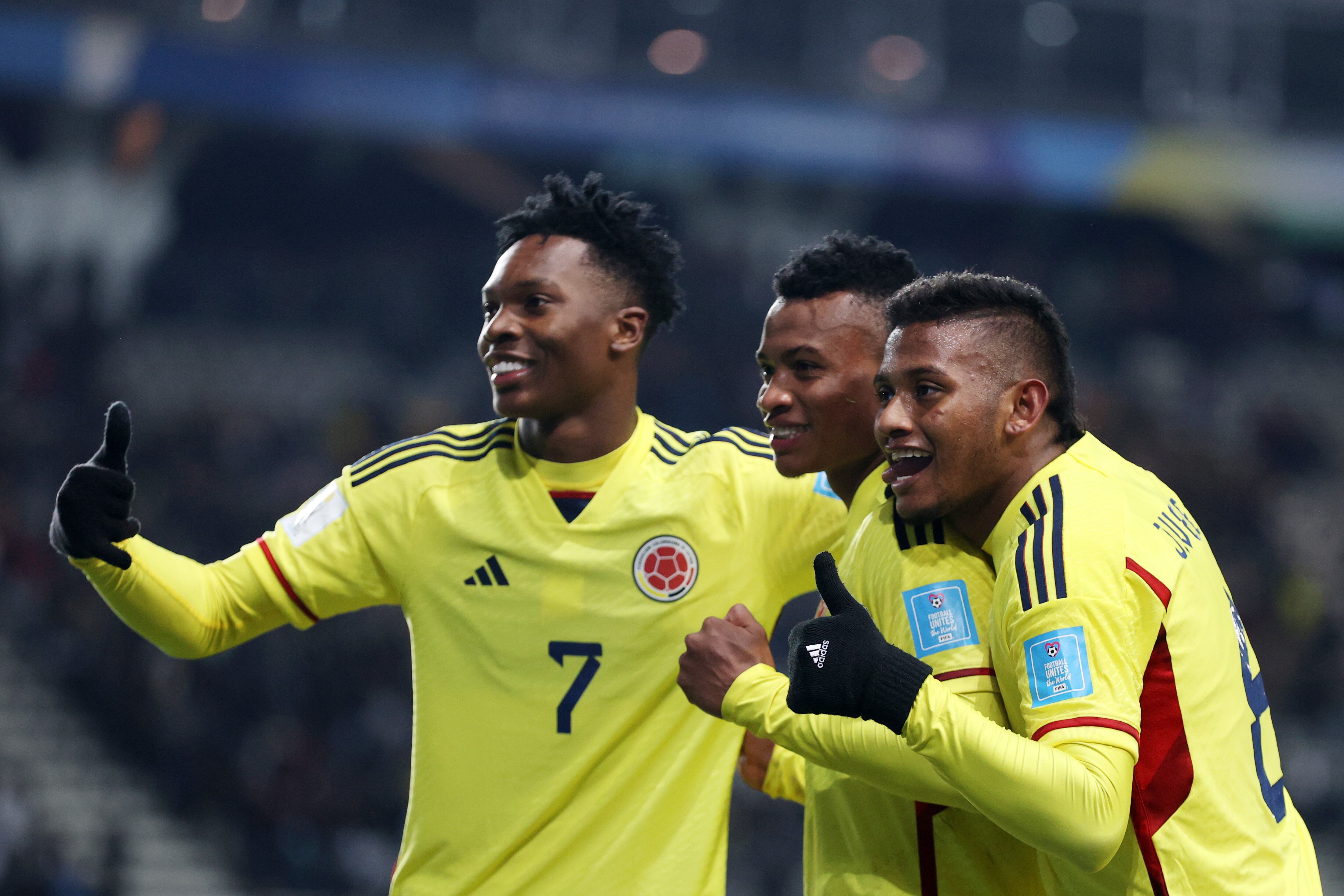 Jorge Cabezas, Óscar Cortés y Jhon Vélez festejan el gol ante Senegal. (Photo by Tim Nwachukwu - FIFA/FIFA via Getty Images)