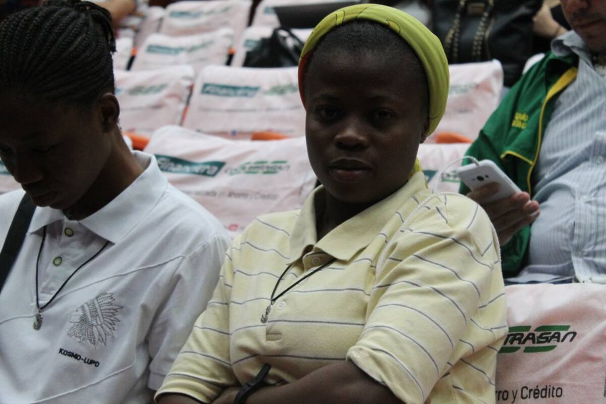 Con atención escuchan el programa más escuchado en las mañanas. 