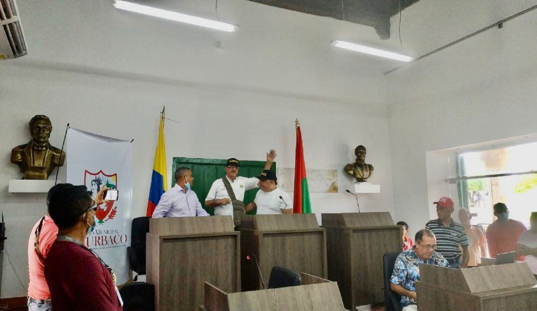 Uno de los proyectos busca adicionar 14 mil millones de pesos al presupuesto para beneficiar a diferentes sectores