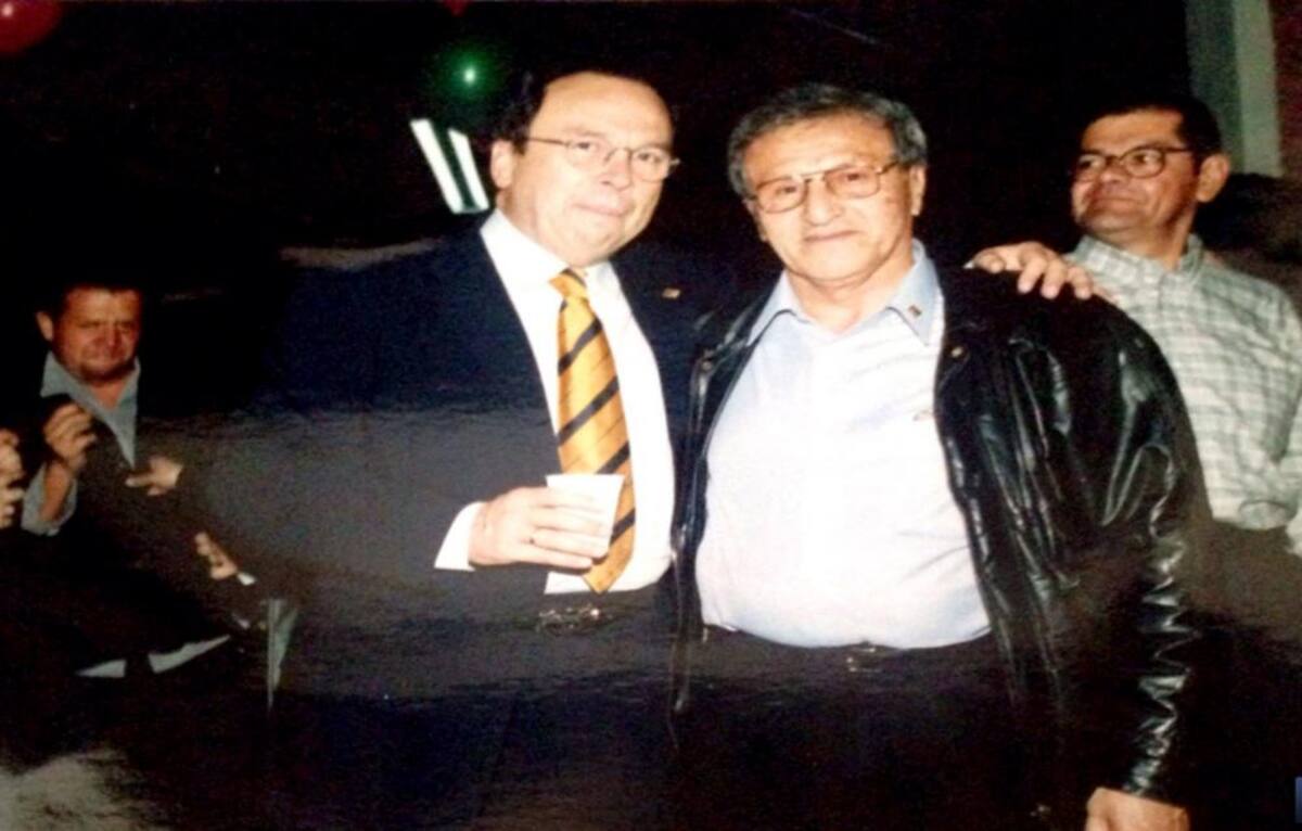 Hernán y Pedro Alcalá, el eterno operador del master de la Cadena Básica de Caracol. Archivo personal.