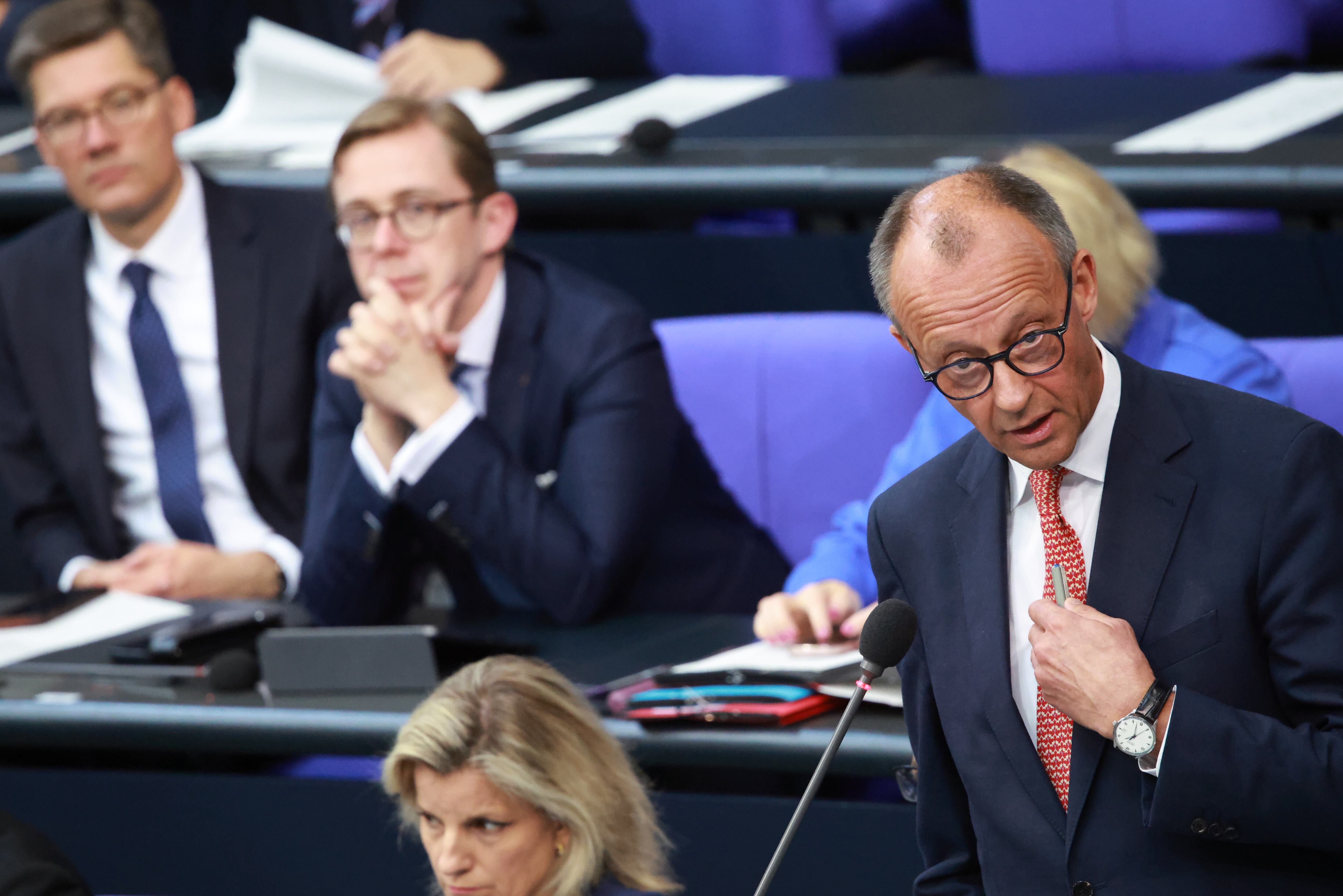 Berlin (Germany), 09/07/2025.- German Chancellor Friedrich Merz (R) answers during a government question time at the German parliament 'Bundestag' in Berlin, Germany, 09 July 2025. (Alemania) EFE/EPA/CLEMENS BILAN