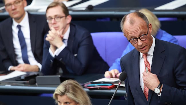 Berlin (Germany), 09/07/2025.- German Chancellor Friedrich Merz (R) answers during a government question time at the German parliament 'Bundestag' in Berlin, Germany, 09 July 2025. (Alemania) EFE/EPA/CLEMENS BILAN
