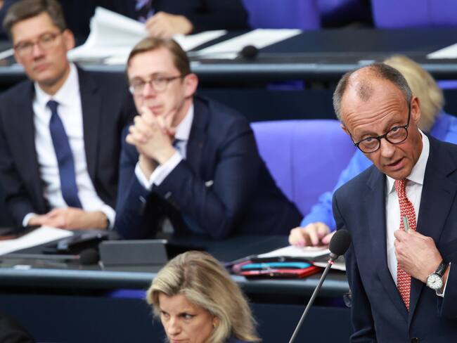 Berlin (Germany), 09/07/2025.- German Chancellor Friedrich Merz (R) answers during a government question time at the German parliament 'Bundestag' in Berlin, Germany, 09 July 2025. (Alemania) EFE/EPA/CLEMENS BILAN