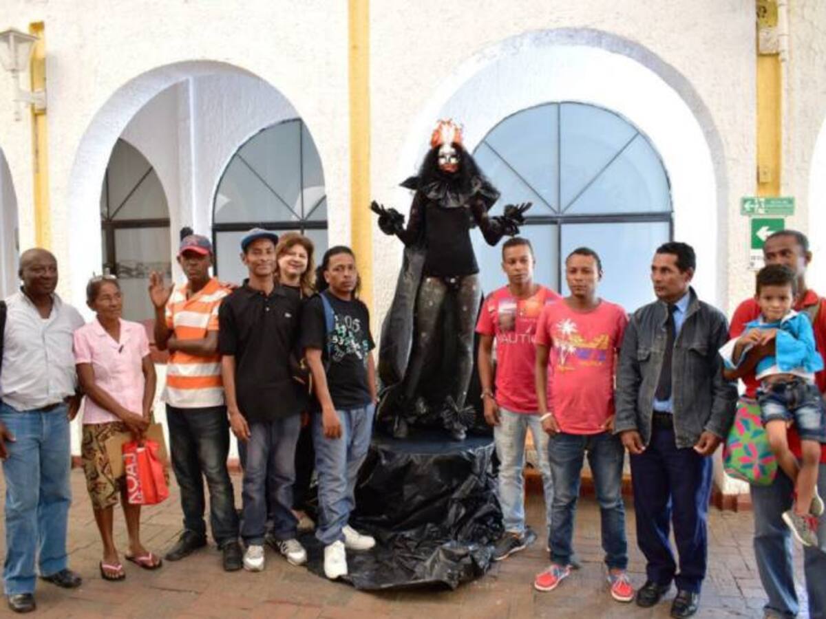 Inician en Cartagena censo con gremio de estatuas humanas