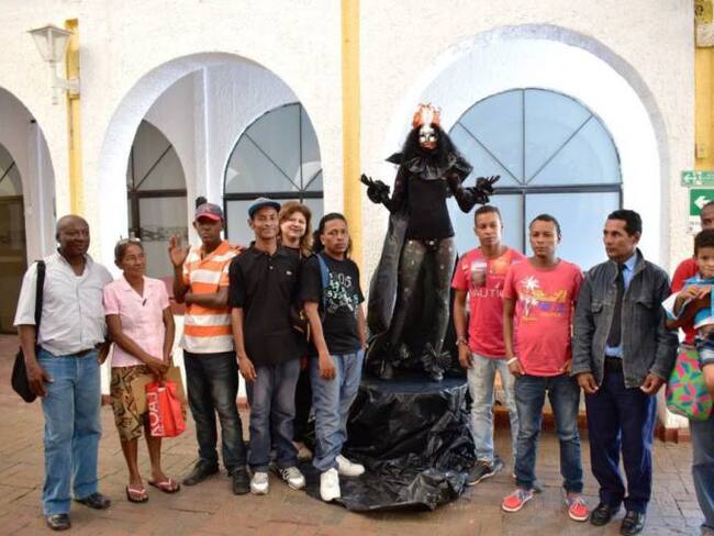 Inician en Cartagena censo con gremio de estatuas humanas
