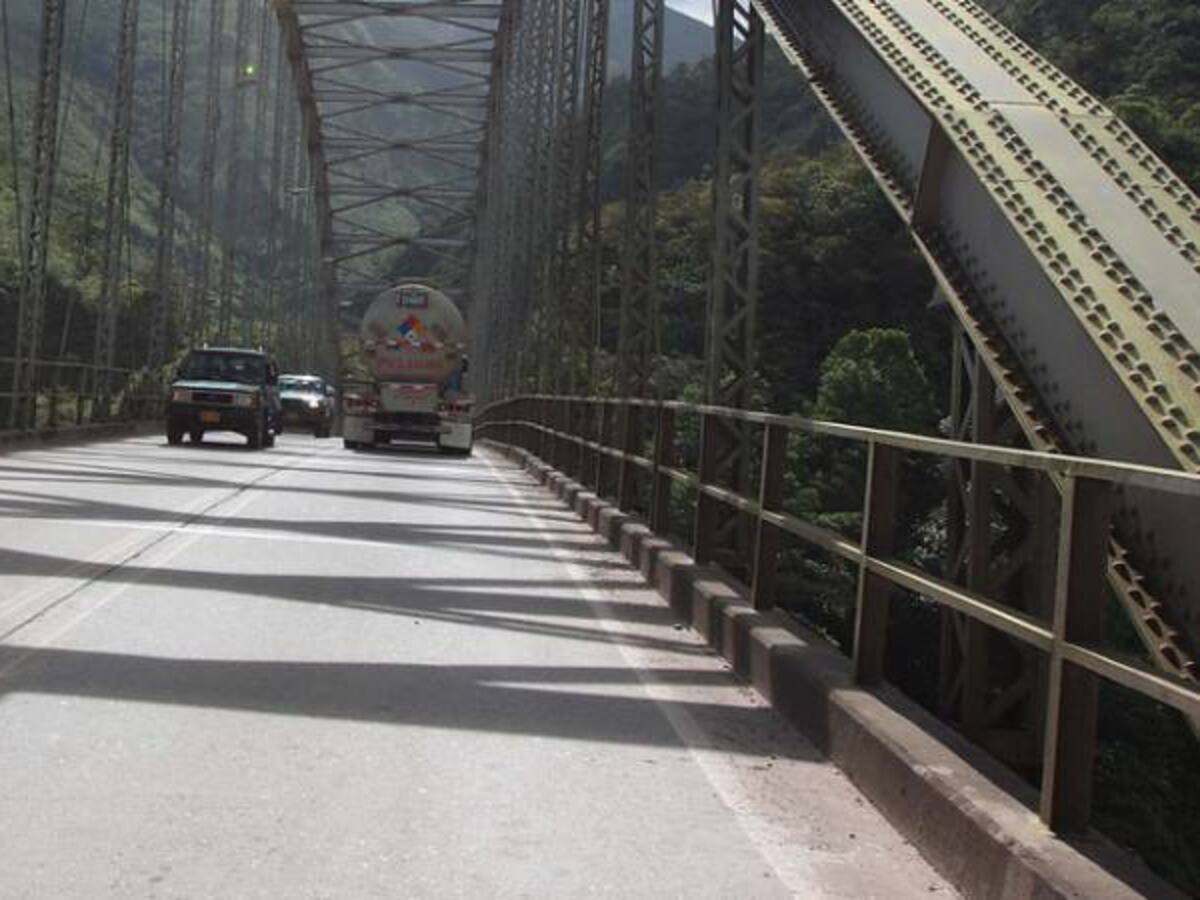 Un muerto deja accidente múltiple en vía al Llano