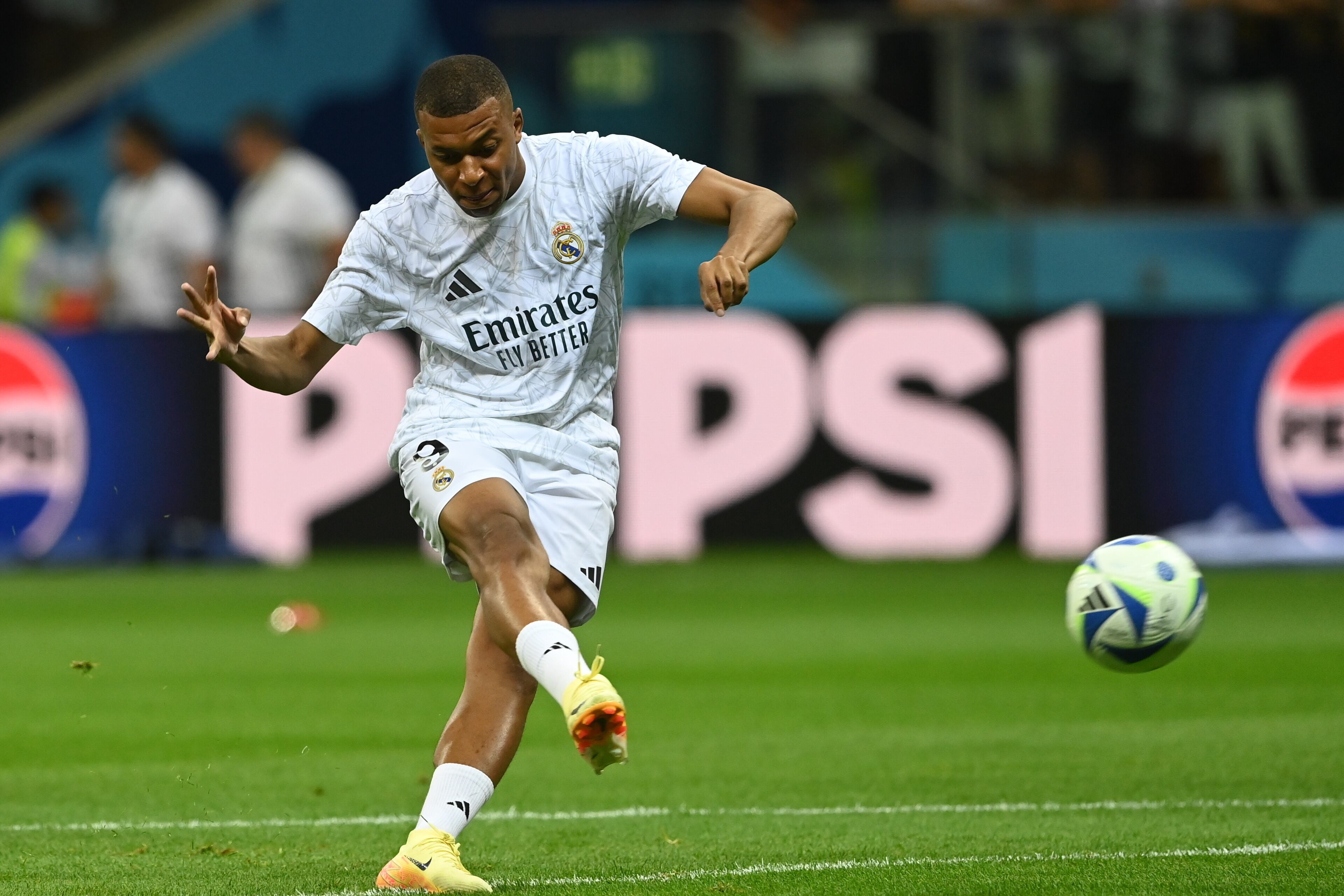 Warsaw (Poland), 14/08/2024.- Real Madrid's player Kylian Mbappe warms up before the UEFA Super Cup soccer match between Real Madrid and Atalanta BC at PGE Narodowy Stadium in Warsaw, Poland, 14 August 2024. (Polonia, Varsovia) EFE/EPA/Piotr Nowak POLAND OUT