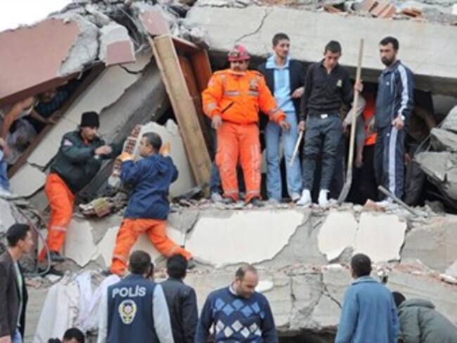 217 muertos y 1090 heridos por terremoto en Turquía