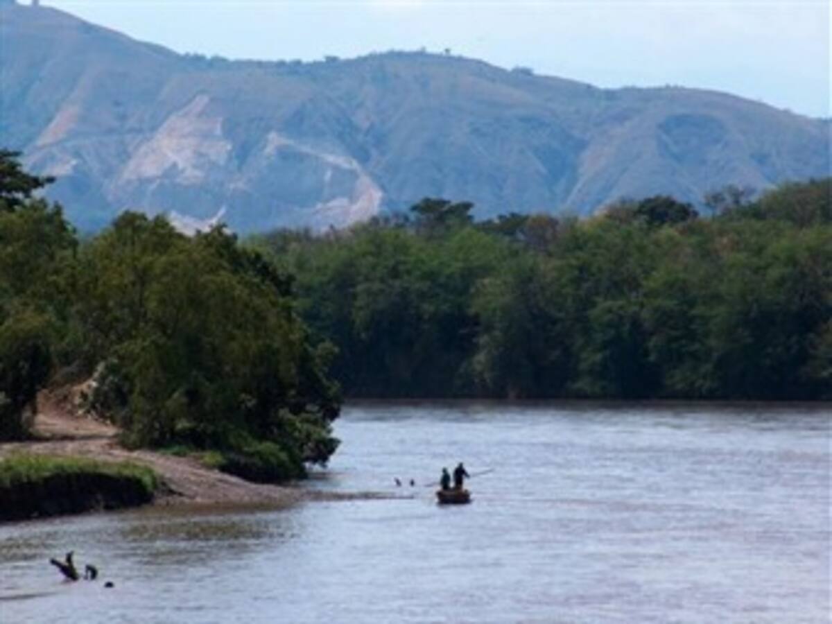 Autoridades siguen buscando el cuerpo del menor que se lanzo al Magdalena