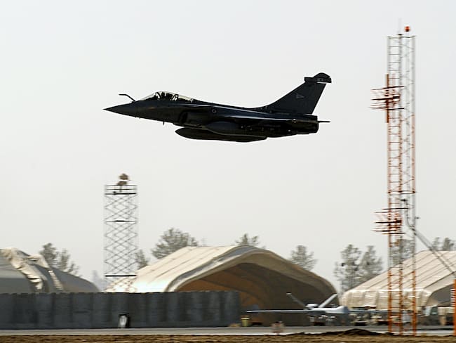 Historia de un hombre que sacó a su familia adelante gracias a los aviones de la FAC