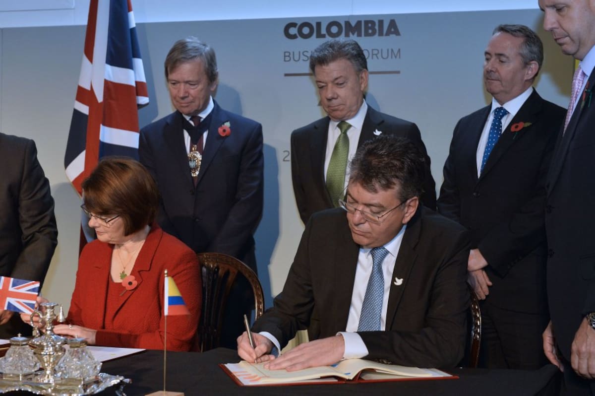 El ministro de Hacienda, Mauricio Cárdenas y la secretaria Financiera del Tesoro, Jane Ellison, firman el Acuerdo de Doble Tributación del Reino Unido y Colombia en presencia del presidente Santos.