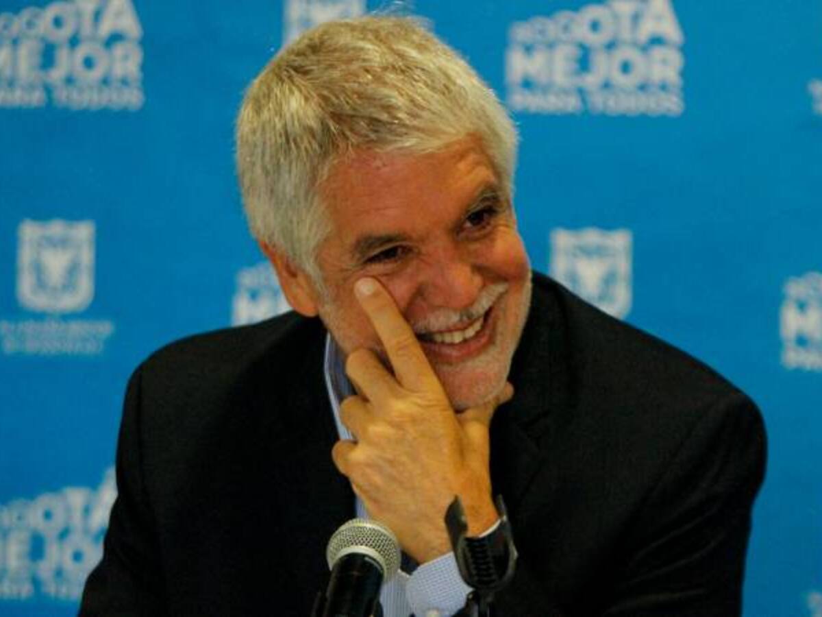 Los cuestionamientos al doctorado de Enrique Peñalosa