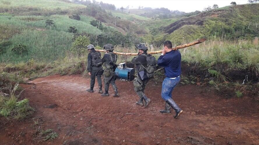 Se trata de la Operación Colombia, efectuada por funcionarios de grupos especiales de la Fuerza Pública en la vereda San Rafael, quienes intervinieron varias minas auríferas a cielo abierto. Foto: Policía Nacional