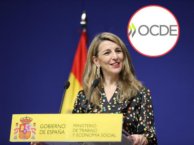 Ministra de Trabajo de España Yolanda Díaz junto al logo de la OCDE.
