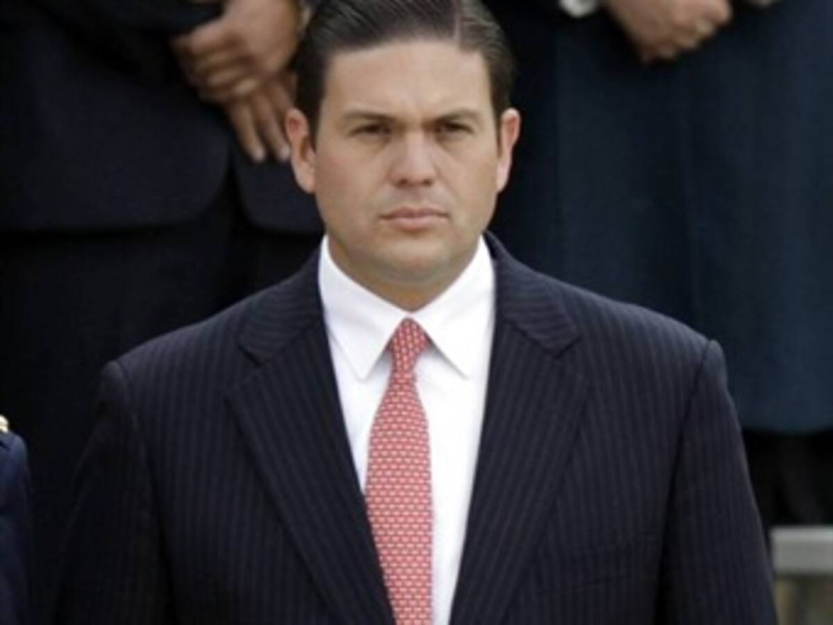 Piden renuncia del ministro de Defensa, Juan Carlos Pinzón
