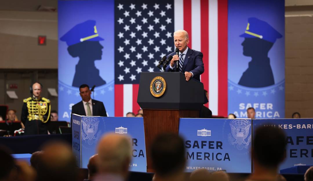 Biden condenó los ataques a miembros del FBI tras allanamiento en Mar-A-Lago. Foto: Getty