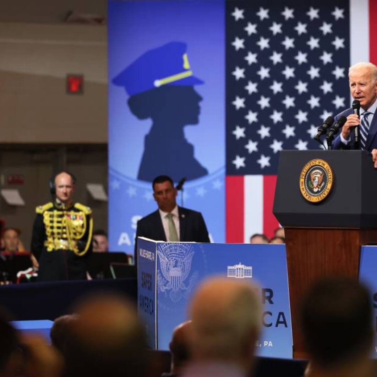 Biden condenó los ataques a miembros del FBI tras allanamiento en Mar-A-Lago