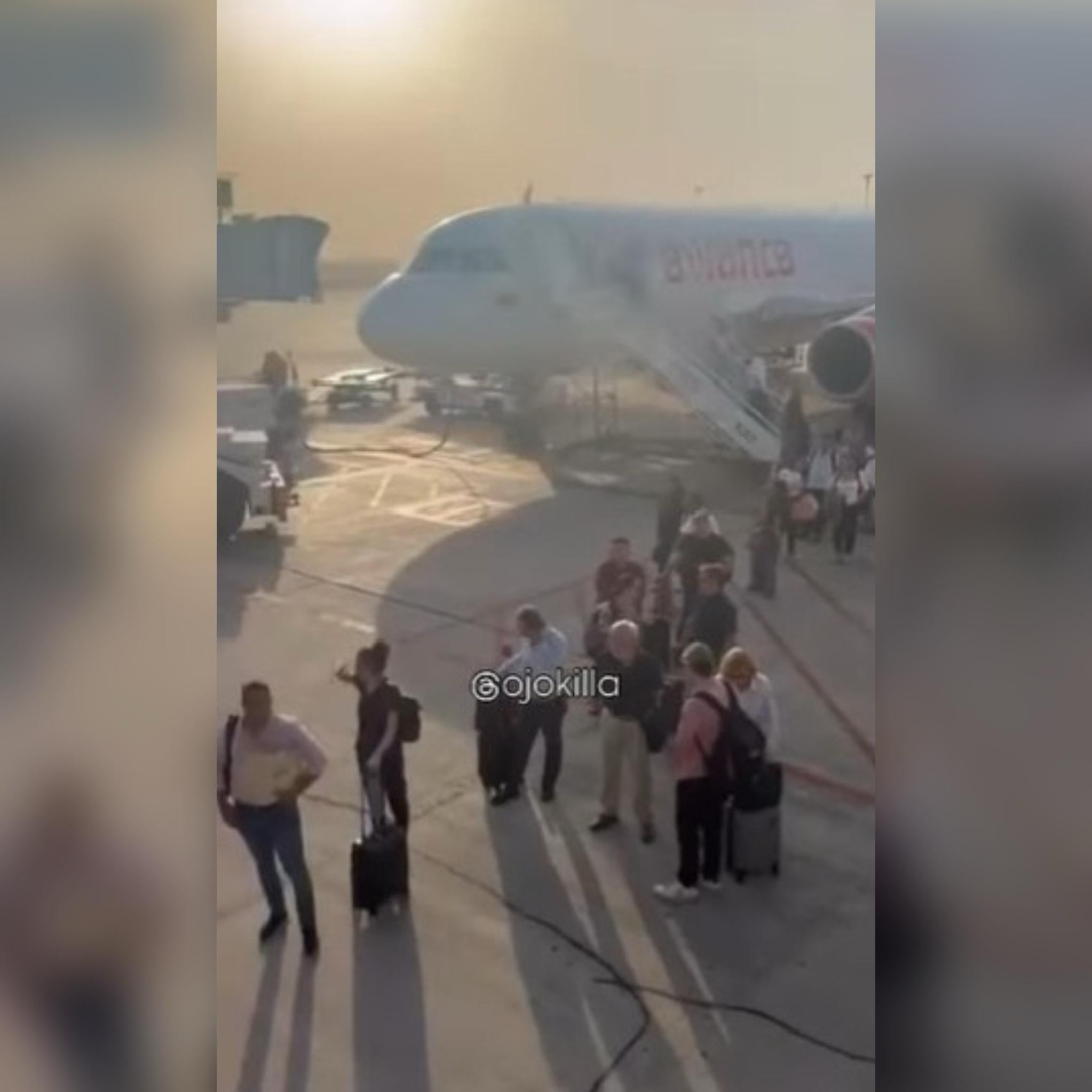 Fila de pasajeros en la pista del Cortissoz