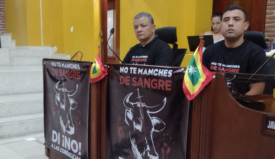 Los cabildantes Segio Mendoza y Luder Ariza lideran la oposición desde el cuerpo edilicio, mientras que los nativos defienden sus festividades