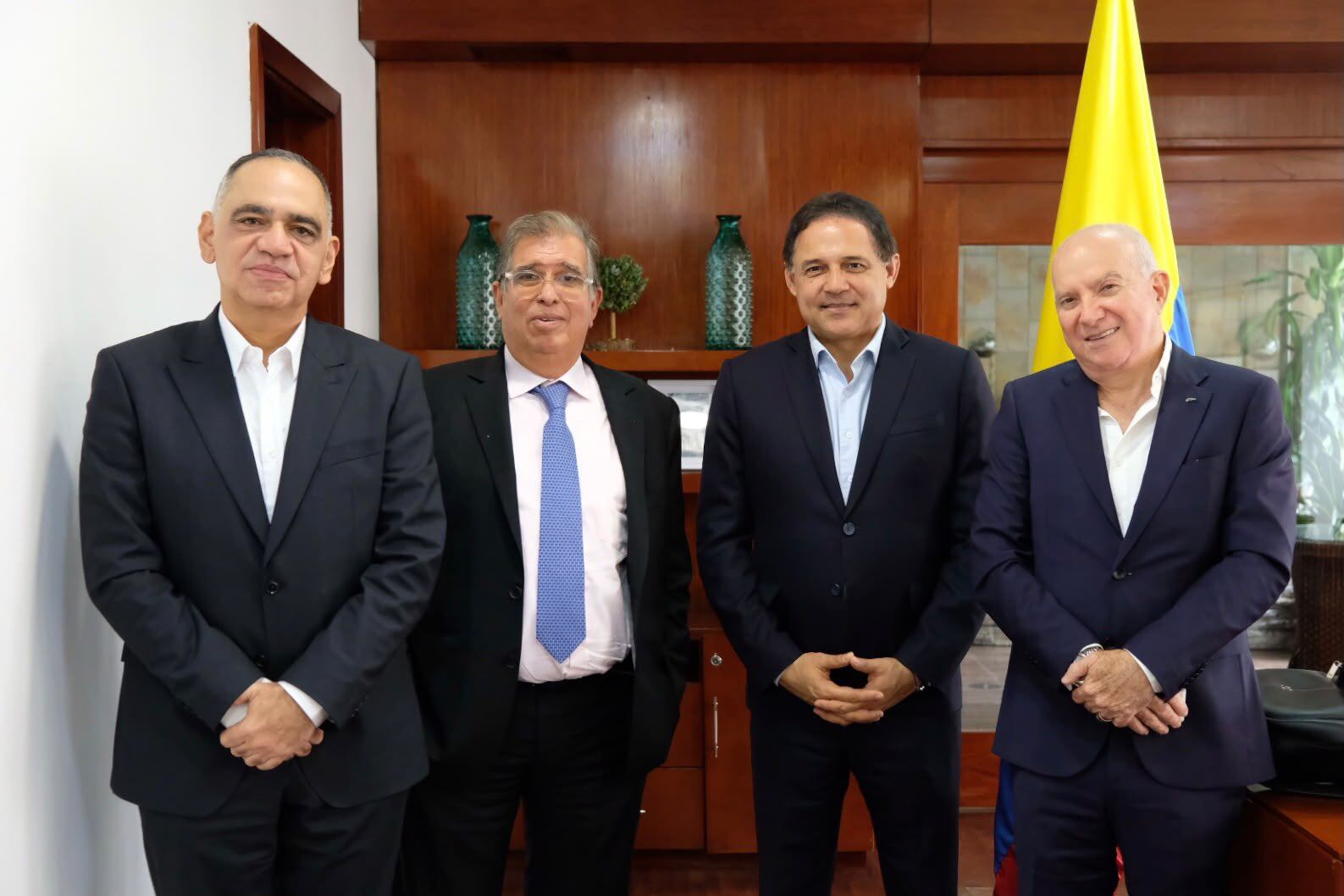 Alcalde Pinedo lleva a MinAmbiente plan para recuperar el río Manzanares y atender erosión costera. Foto: X alcalde de Santa Marta
