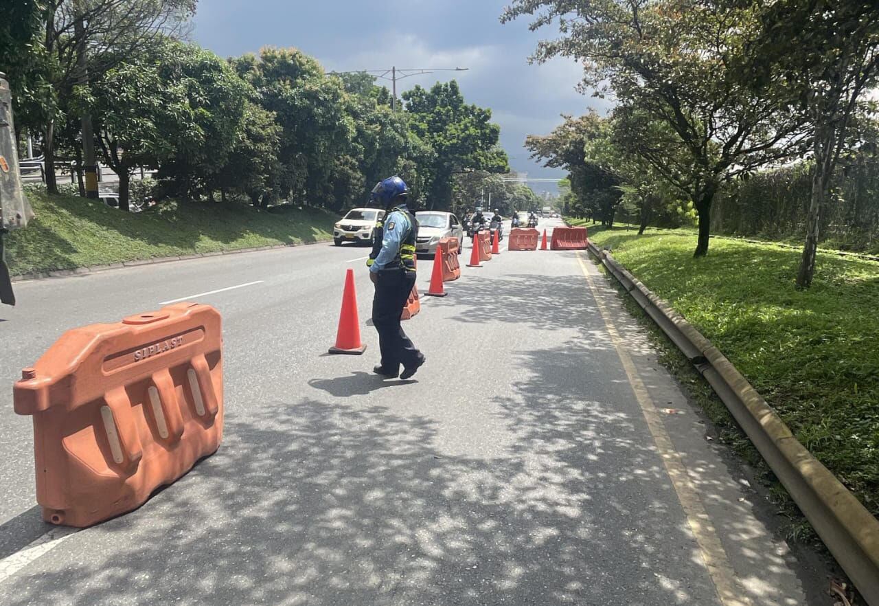 Agentes de tránsito y personal de apoyo se encuentran en el sector regulando el tráfico. Foto: Alcaldía Distrital.