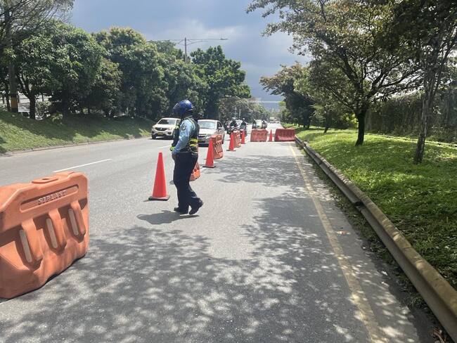 Agentes de tránsito y personal de apoyo se encuentran en el sector regulando el tráfico. Foto: Alcaldía Distrital.