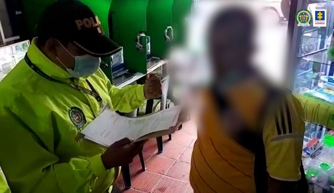 Momento de la captura de uno de los presuntos integrantes de la red de corrupción que estaría al servicio de la mafia