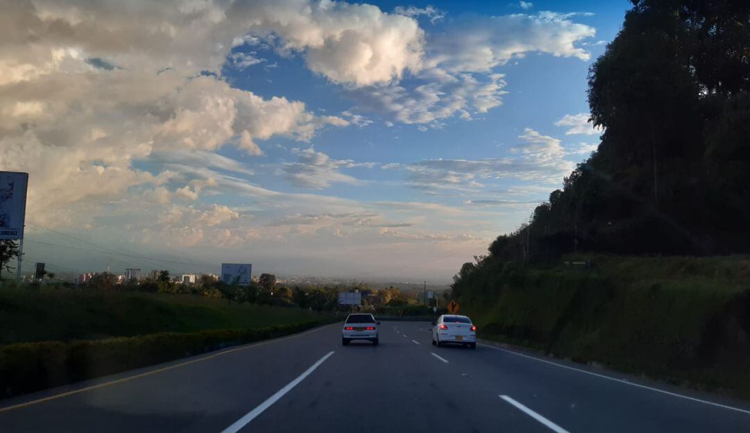 Autopistas del café al fondo la ciudad de Armenia