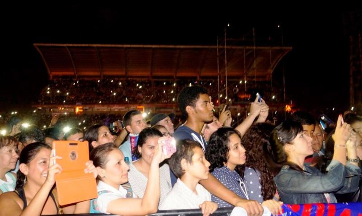 La sorpresa de la noche tuvo un toque muy loca: el artista Ángel Parra, de Tres y yo, acompañó a Juanes para cantar Campesina Santandereana.