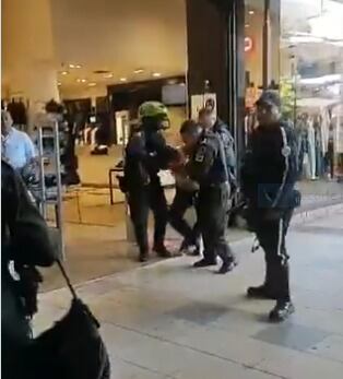 Tanto la mujer herida, como el atacante herido, fueron remitidos a centros asistenciales.