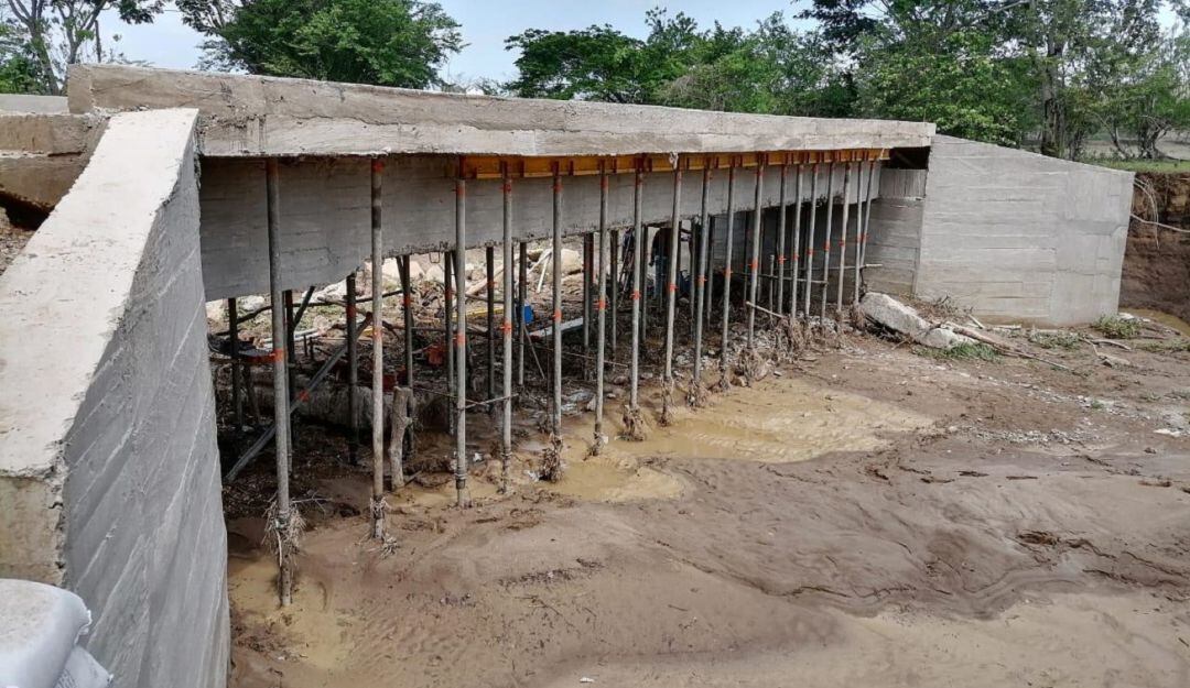 La Alcaldía aclaró que solo se registró arrastre de saco de arena usados para contención, pero no hubo afectaciones en la estructura del puente