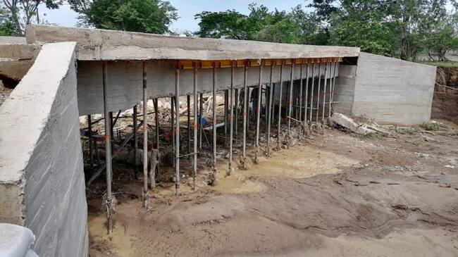 La Alcaldía aclaró que solo se registró arrastre de saco de arena usados para contención, pero no hubo afectaciones en la estructura del puente