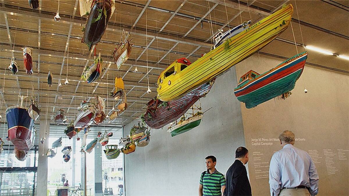 El museo sustituye al antiguo Museo de Arte de Miami, no sólo con un nuevo edificio, sino con nueva denominación. Con el aporte de US$40 millones en dinero y en obras de arte que hizo el constructor Jorge Pérez se garantizó que el museo pasará a llamarse Museo Pérez de Arte. En su momento, el bautizo generó polémica y hasta renuncias entre la directiva de la institución.