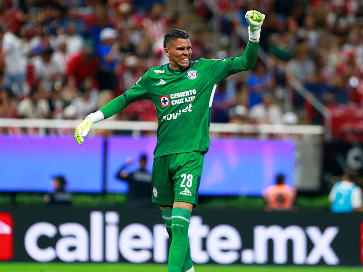 Kevin Mier le respondió a las críticas con un recital de atajadas para Cruz Azul