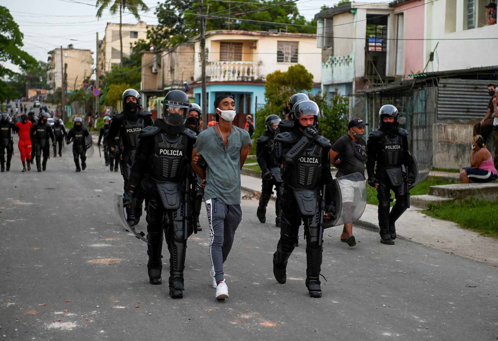 La ONG Prisoners Defenders advirtió que, con corte de abril, en la isla se han intensificado las detenciones arbitrarias, desapariciones temporales, amenazas y criminalización de las críticas al gobierno. 
(Foto:   YAMIL LAGE / AFP)