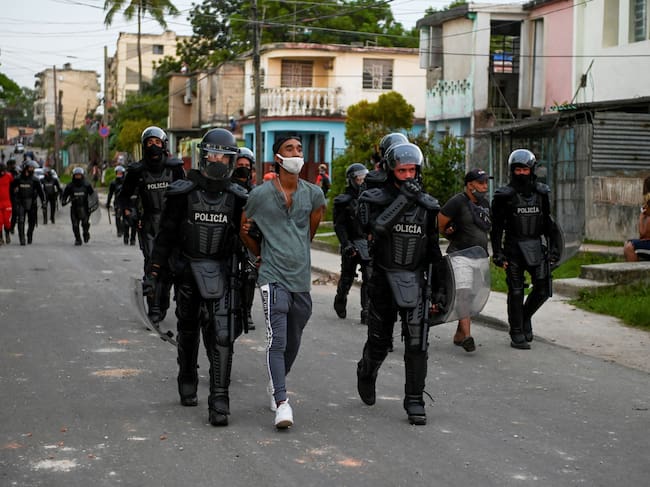 La ONG Prisoners Defenders advirtió que, con corte de abril, en la isla se han intensificado las detenciones arbitrarias, desapariciones temporales, amenazas y criminalización de las críticas al gobierno.
(Foto: YAMIL LAGE / AFP)