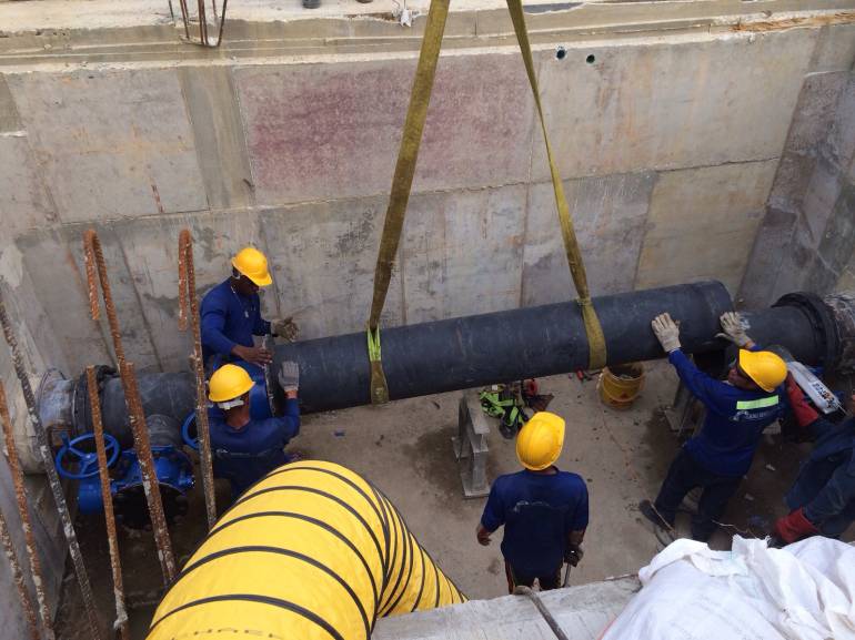 Operarios de la Triple A trabajan en la reparación de la fuga