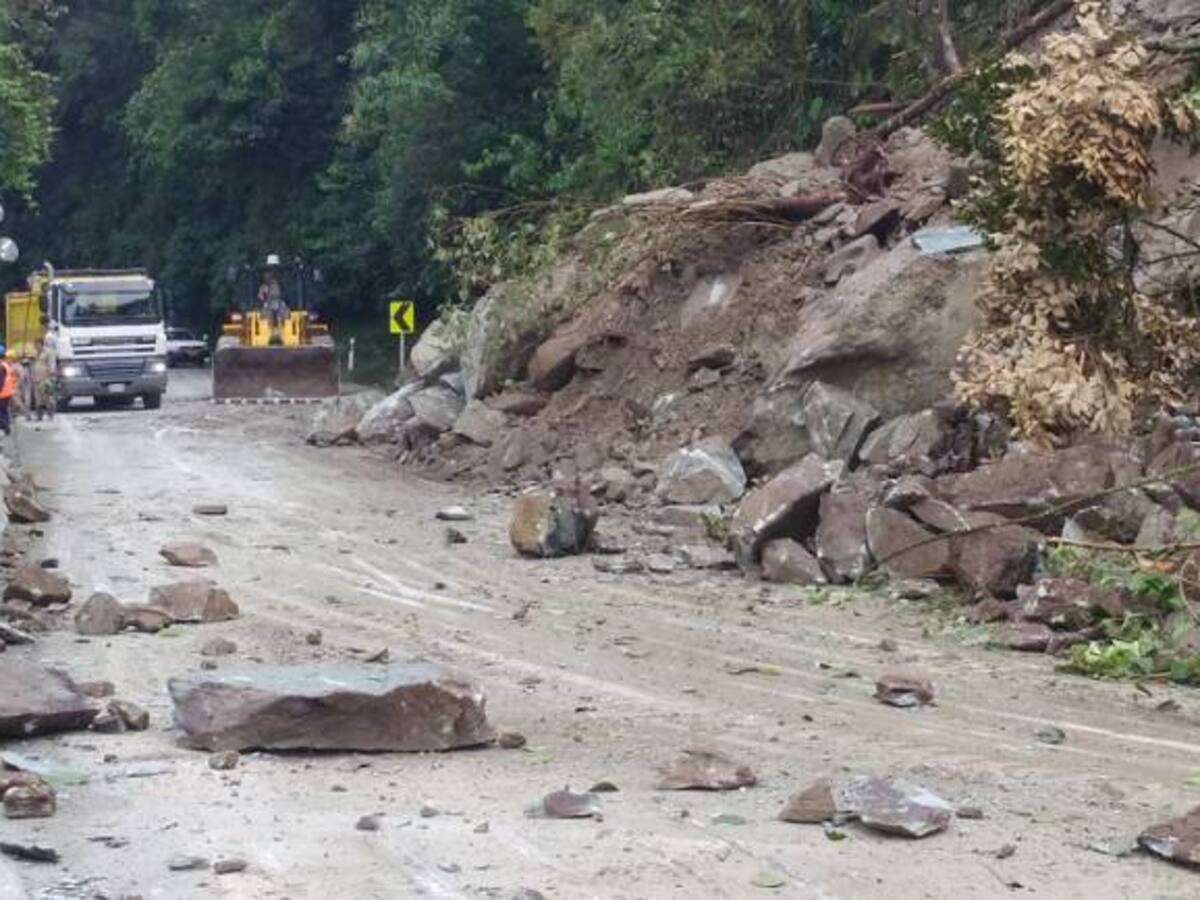 Habilitan la vía La Mesa, cerrada por amenaza de derrumbe