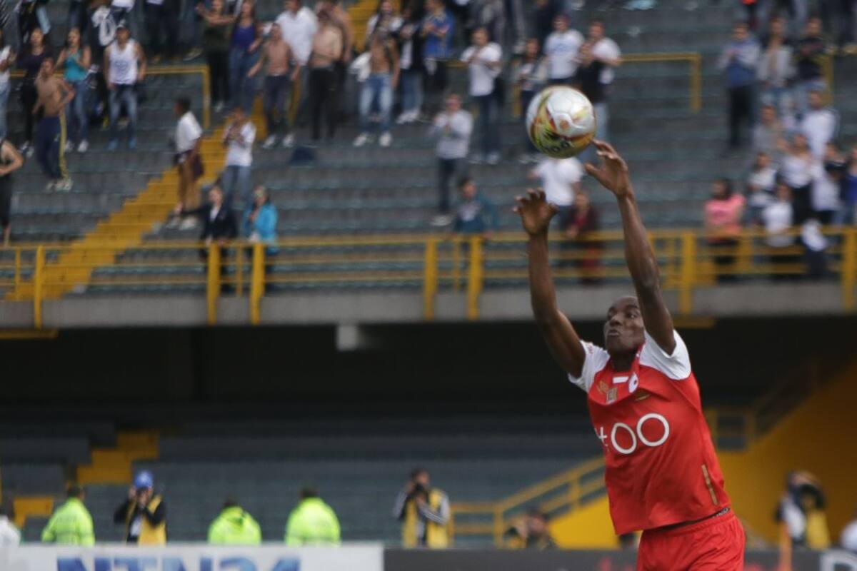 Saque de banda de Mosquera durante el clásico capitalino