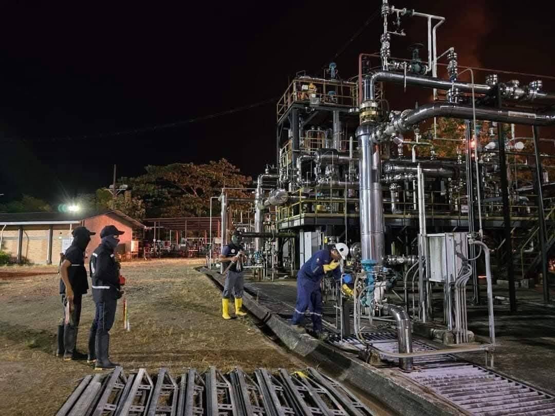 Manifestantes indígenas en central petrolera