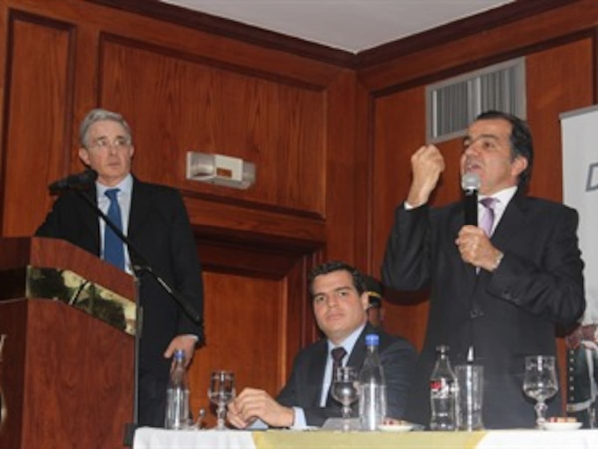Uno nace con familiares y escoge sus amigos: Zuluaga en defensa de José Obdulio