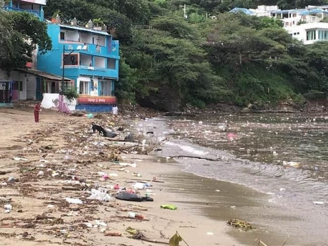 Basuras invaden playa de Taganga tras fuerte lluvia