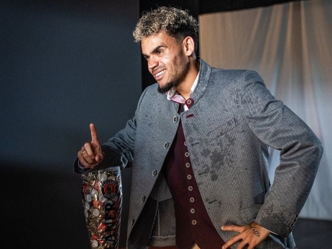 Luis Díaz usando el Lederhosen, un traje tradicional en Alemania Foto: Bayern Munich