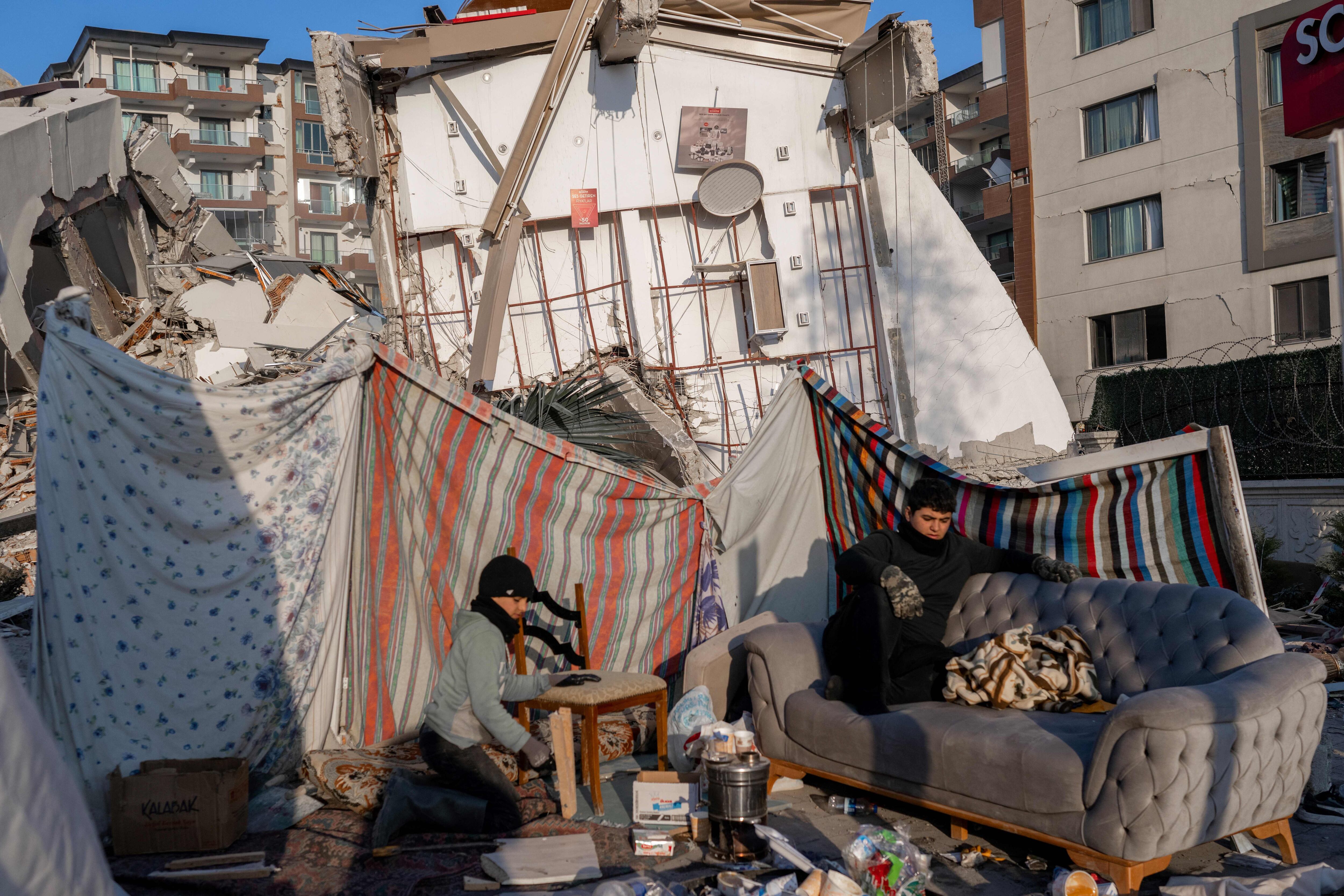 Niños a la espera de noticias de sus familiares tras los terremotos en Turquía. 

(Foto: BULENT KILIC/AFP via Getty Images)