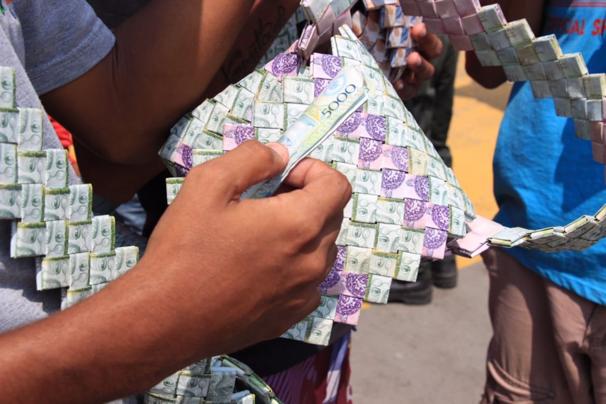 Los venezolanos realizan artesanías con los billetes de su país. 