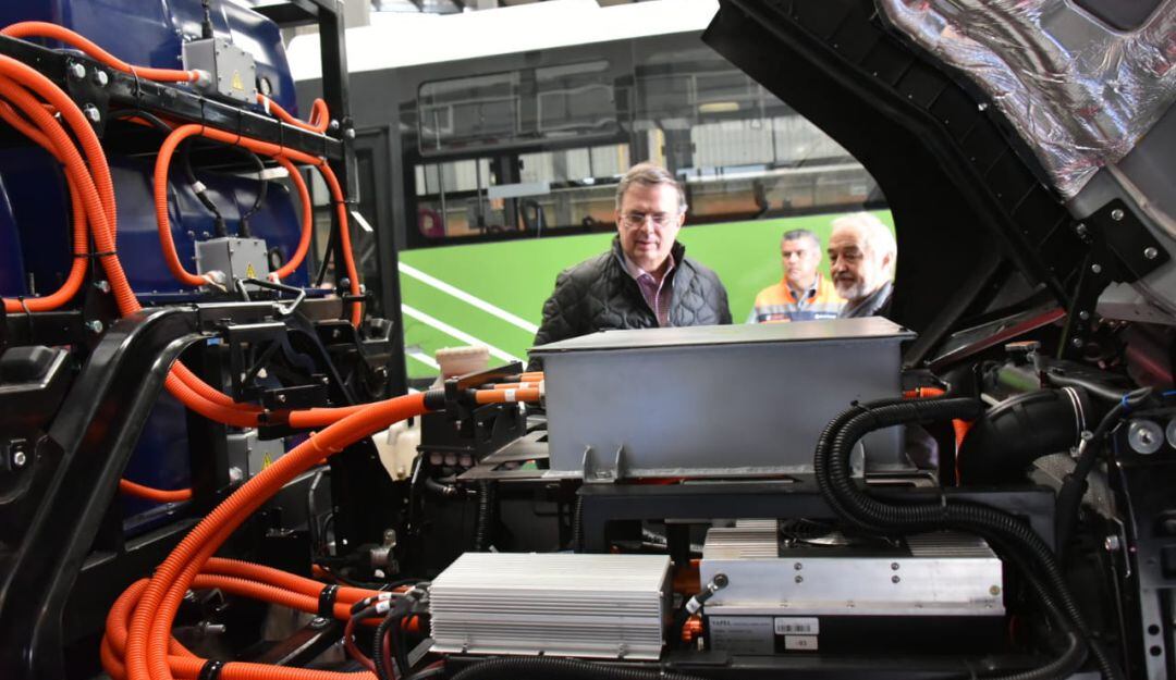 Canciller mexicano Ebrard mirando el motor del Quantum