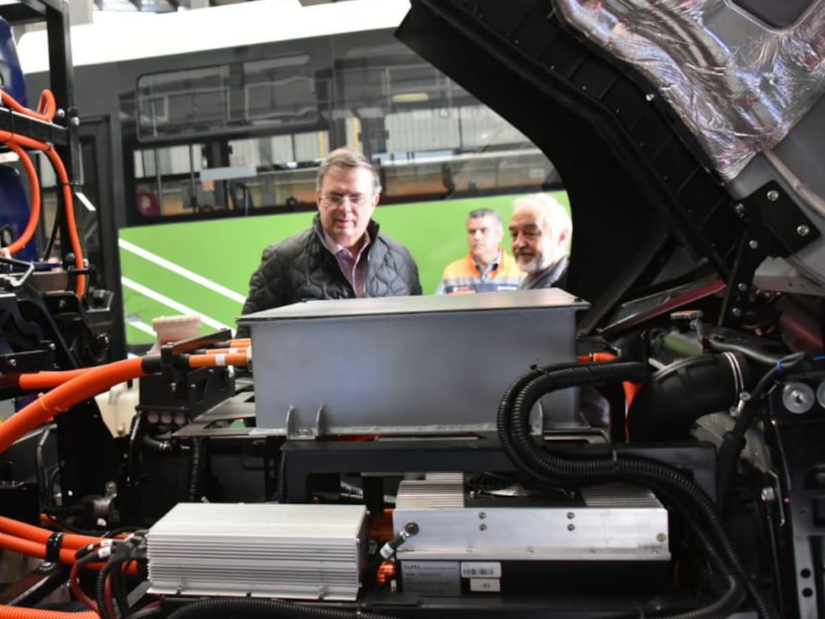 México y Bolivia presentan el carro eléctrico "más barato del mercado"