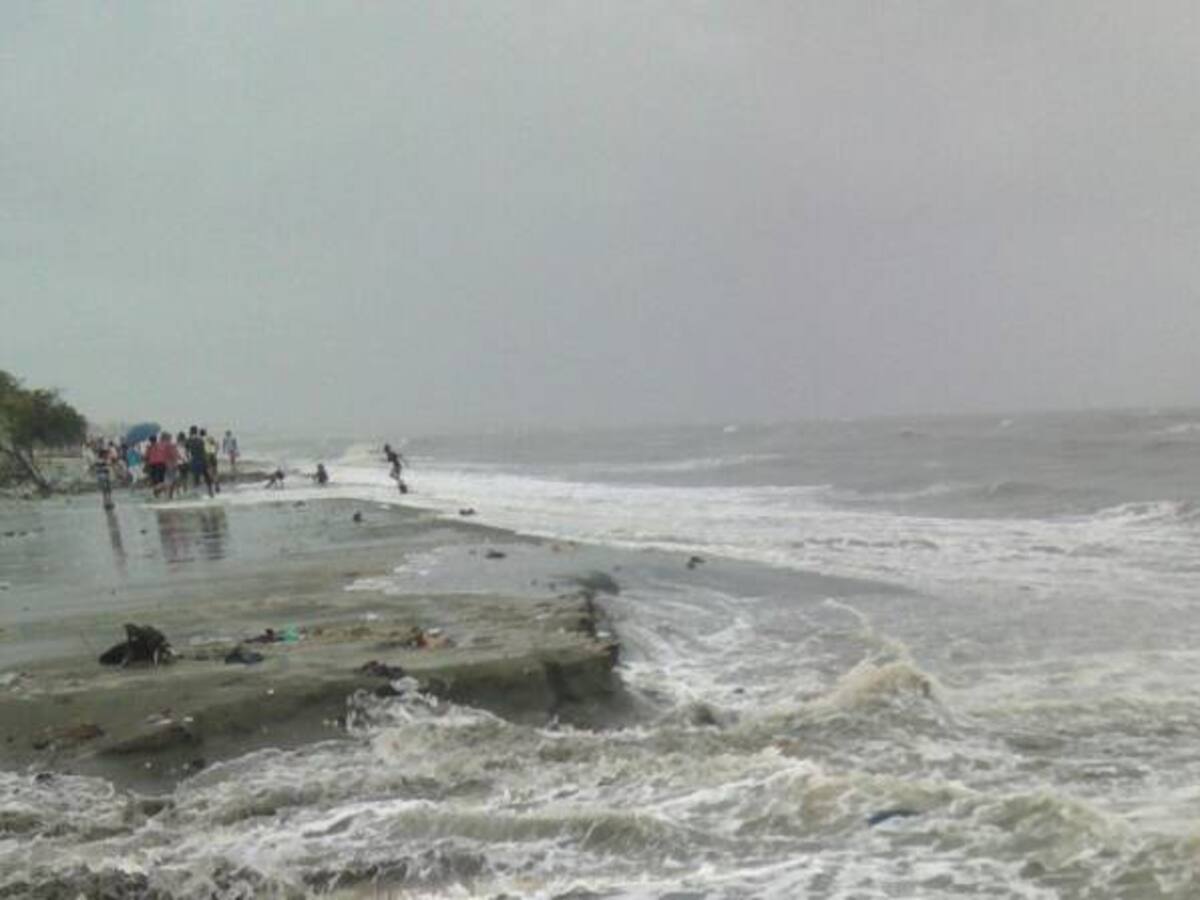 Evacúan 30 familias en el municipio de Puebloviejo, Magdalena, por fuerte oleaje