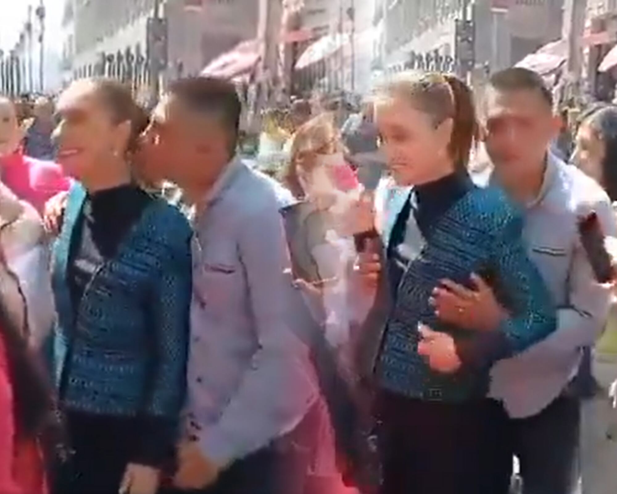 El equipo de seguridad de la presidenta de México identificó al hombre que tocó y acosó a Claudia Sheinbaum como Uriel Rivera Martínez, lo arrestó y lo remitió a la Fiscalía de Delitos Sexuales.
(Foto:   Captura de Pantalla / Caracol Radio )