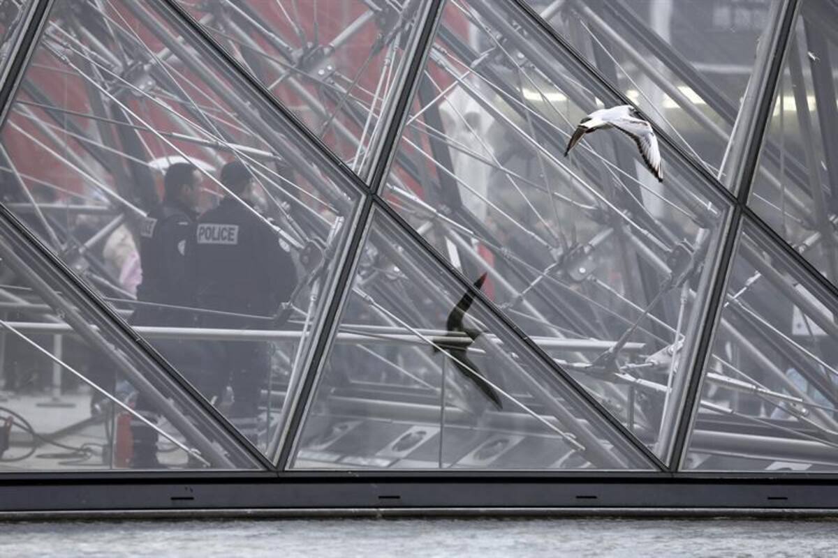Monumentos como la Torre Eiffel son fuertemente custodiados. Los uniformados patrullan todas las ciudades luego de que Al Qaeda en Yemen amenazara con más ataques como el de París contra "infieles" a Mahoma. Foto: Efe